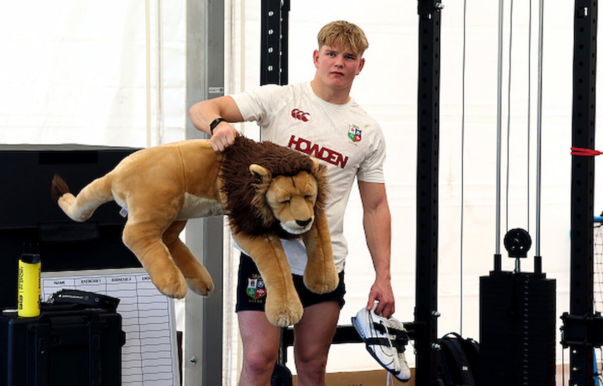 【British & Irish Lions 2025】マスコット『ビル』の世話係は頼んだぞ。今回の重責は20歳のポロックに