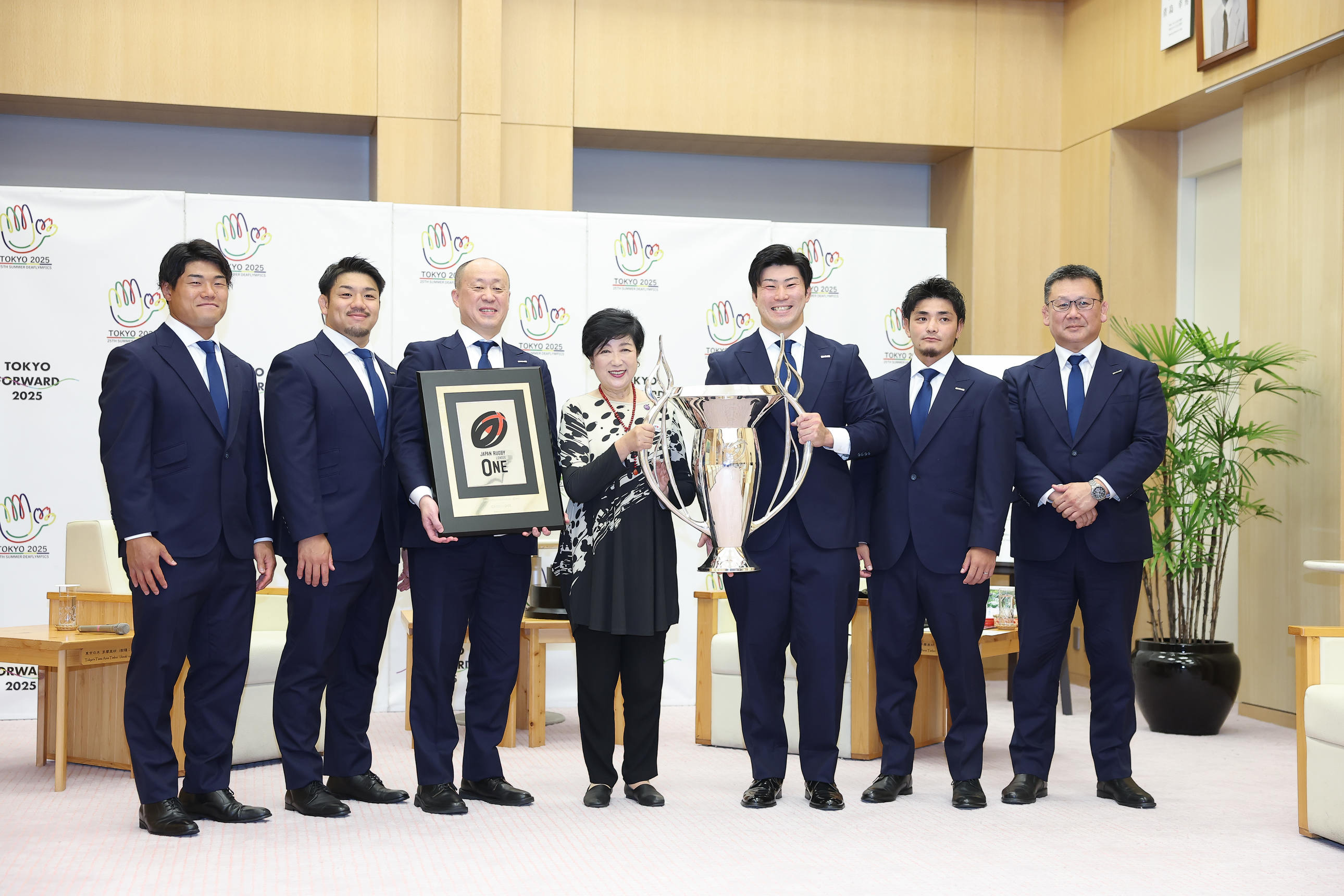 感謝の交歓。ブレイブルーパス、都庁へ。小池都知事を表敬訪問