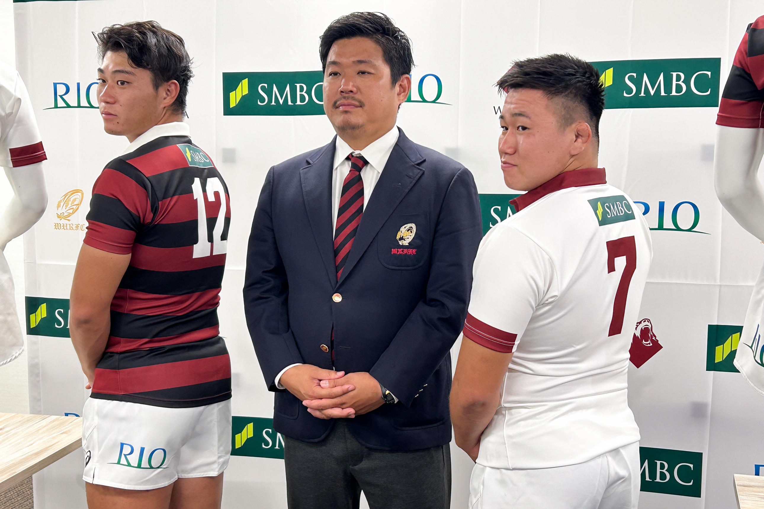 早大ラグビー部、企業ロゴ入り赤黒ジャージーお披露目。
